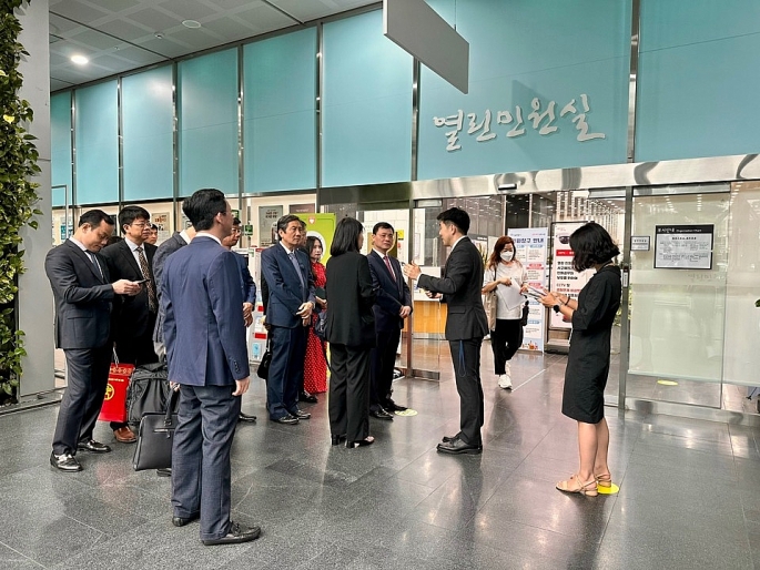Đoàn thăm bộ phận tiếp, xử lý thủ tục hành chính cho tổ chức, cá nhân của Chính quyền TP Seoul - Hàn Quốc