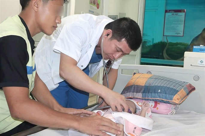 Phẫu thuật đặt máy tạo nhịp cho trẻ sơ sinh 40 ngày tuổi mắc tim bẩm sinh