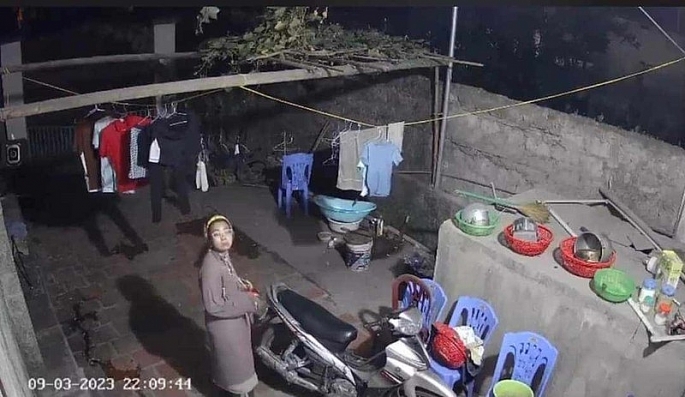 Camera ghi lại hình ảnh Đoàn Thúy Hà trộm xe máy (Ảnh cắt từ camera an ninh)