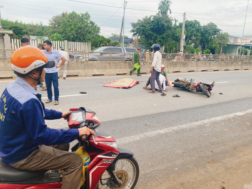 Tránh xe tải, 2 cha con gặp tai nạn thương tâm