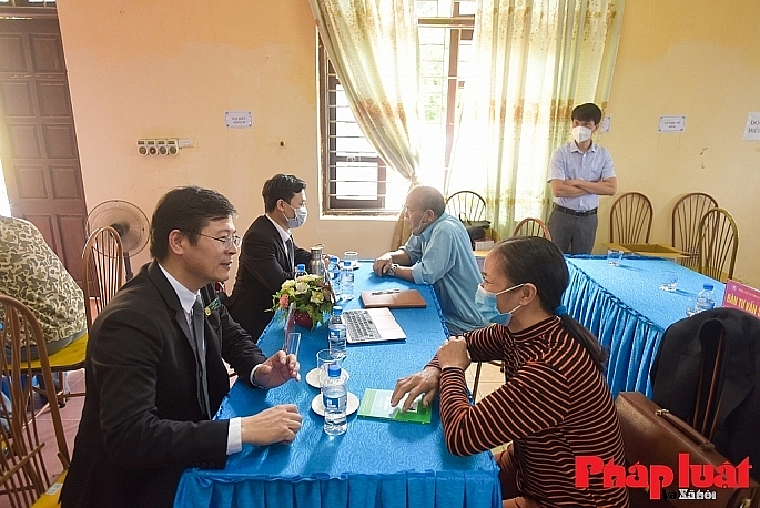 Đoàn Luật sư TP Hà Nội trợ giúp pháp lý miễn phí cho người dân tại huyện Thường Tín. Ảnh: Khánh Huy