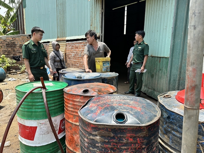 Cơ quan chức năng kiểm tra, phát hiện nhiều phuy sắt chứa dầu DO không có hóa đơn, chứng từ tại kho hàng của bà Ngô Thị Bình.