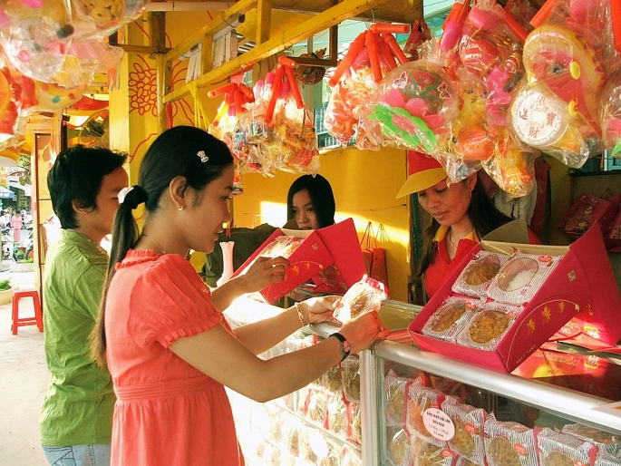 Thị trường hoa quả nhập ngoại đang có dấu hiệu “lấn át” bánh trung thu truyền thống? Ảnh: Nguyễn Vũ
