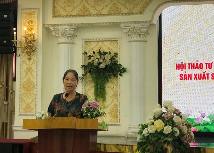 Bà Hà Thị Vinh, Chủ tịch Hiệp hội Thủ công mỹ nghệ và Làng nghề Hà Nội chia sẻ về giảm thiểu tiết kiệm năng lượng ở Bát Tràng ảnh: Hải Anh