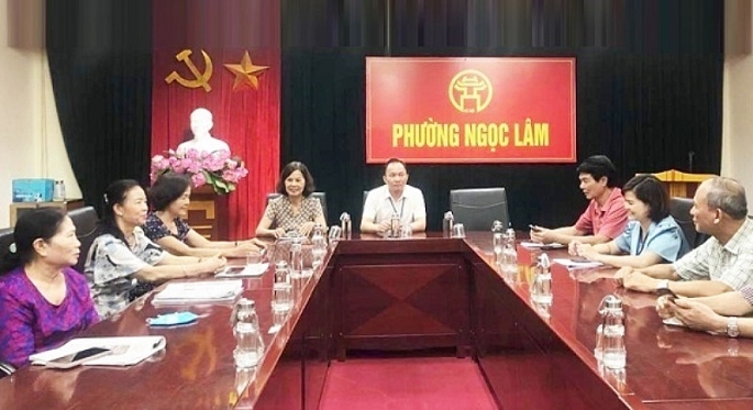 Bà Lê Thị Kim Thoa (ngồi giữa bàn phía bên trái)  - gương “Người tốt việc tốt” cấp TP năm 2023. Ảnh: H. Minh