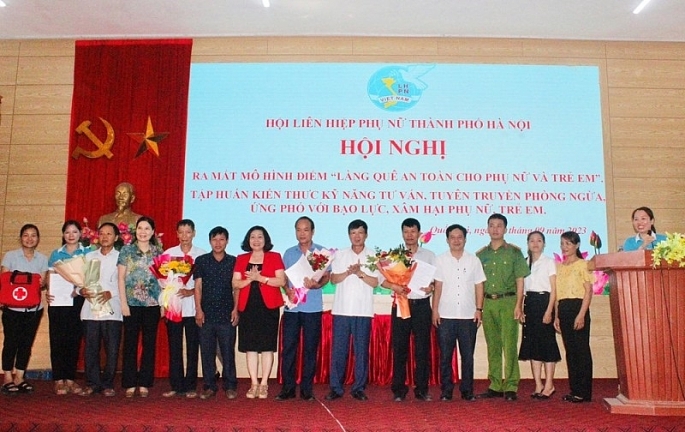 Lãnh đạo Hội LHPN Hà Nội, huyện Quốc Oai và xã Nghĩa Hưng trao quà cho Ban Chỉ đạo Mô hình. Ảnh: H. Nhung