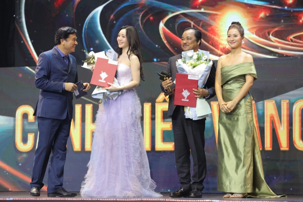 Quỳnh Kool xinh đẹp như công chúa trên sân khấu Cánh diều, nhận giải Nữ diễn viên chính xuất sắc
