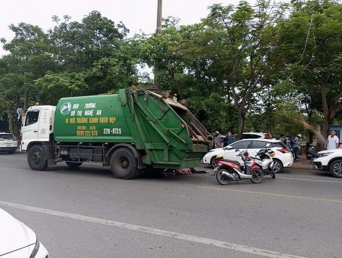 Tai nạn từ sự bất cẩn của người mở cánh cửa ô tô: mở cửa làm sao cho an toàn?