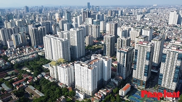 -	Sau hơn 15 năm mở rộng địa giới hành chính Thủ đô, các tòa nhà cao ốc và chung cư tại Hà Nội mọc lên ngày càng nhiều