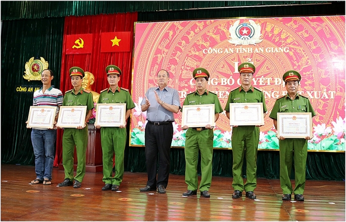 An Giang: Vinh danh người cứu cháu bé bị ném xuống sông