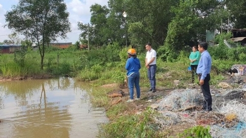 Thương tâm 2 anh em tử vong dưới ao nước gần nhà