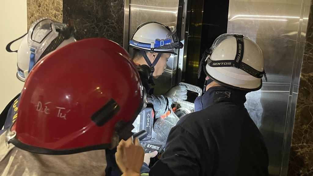 Giải cứu thành công bé gái 11 tuổi bị kẹt trong thang máy