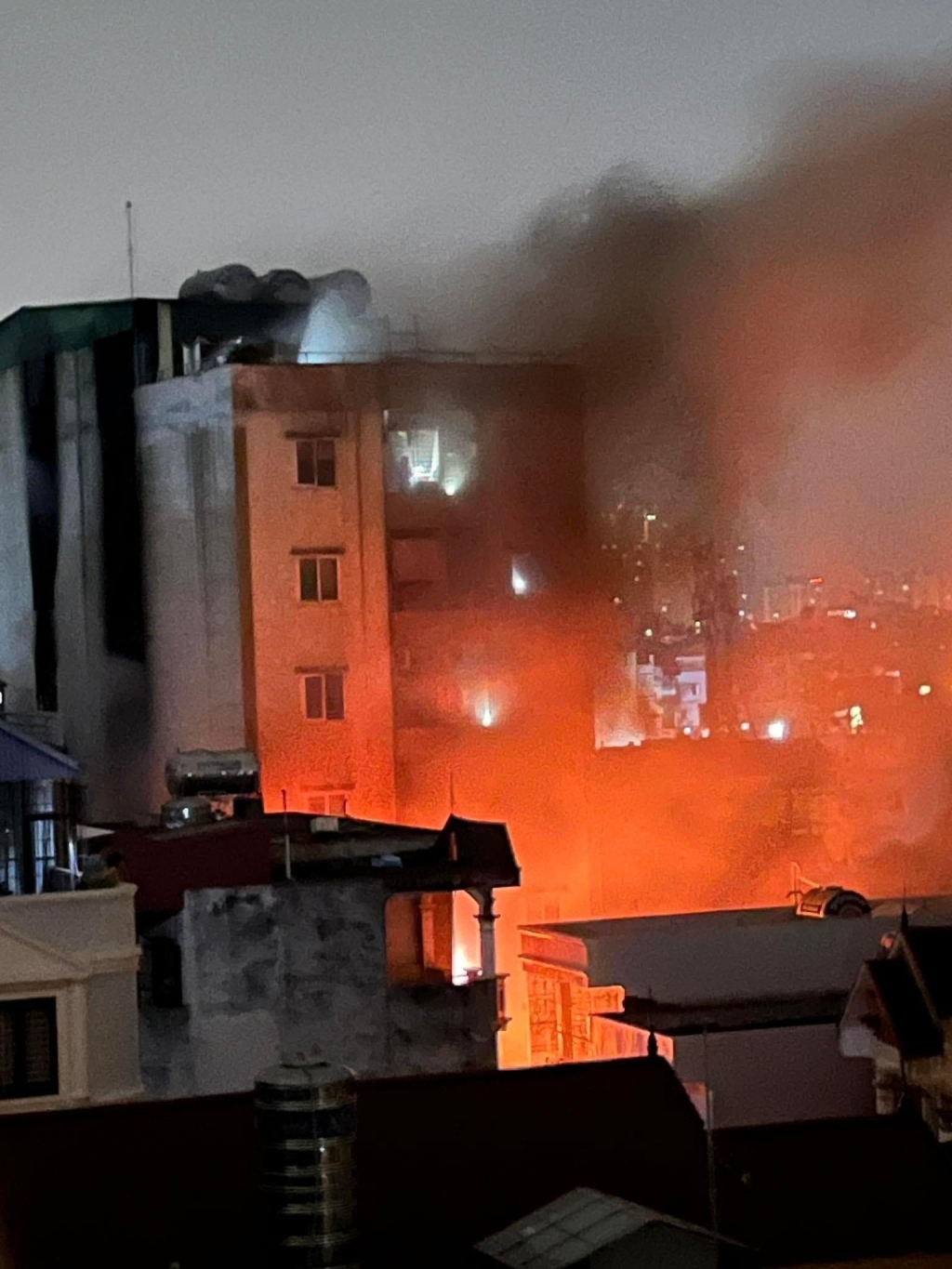 Cháy chung cư mini ở Khương Đình, lực lượng chức năng xuyên đêm giải cứu nạn nhân