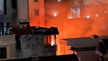 Cháy chung cư mini ở Khương Đình, lực lượng chức năng xuyên đêm giải cứu nạn nhân