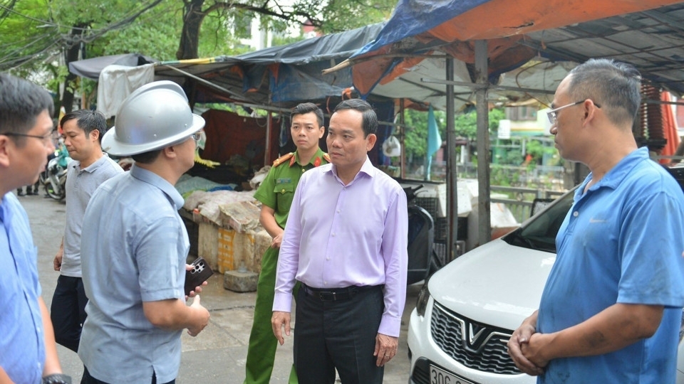 Phó Thủ tướng Trần Lưu Quang kiểm tra hiện trường vụ cháy chung cư mini