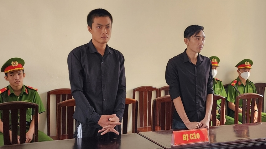 Cất súng hộ bạn, 2 thanh niên ở Kiên Giang lĩnh án tù