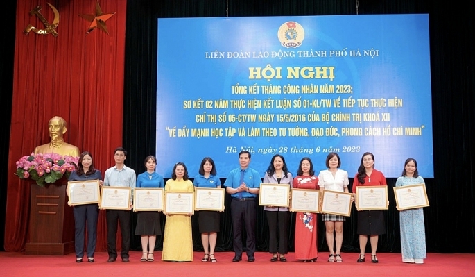 Liên đoàn lao động TP Hà Nội biểu dương các tập thể đạt được thành tích xuất sắc việc học tập và làm theo tư tưởng, đạo đức, phong cách Hồ Chí Minh. Ảnh minh họa: Vân Hà