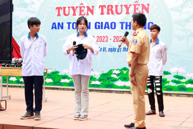 1-	CA huyện Ba Vì tuyên truyền Luật an toàn giao thông, đường bộ cho học sinh. Ảnh: CACC