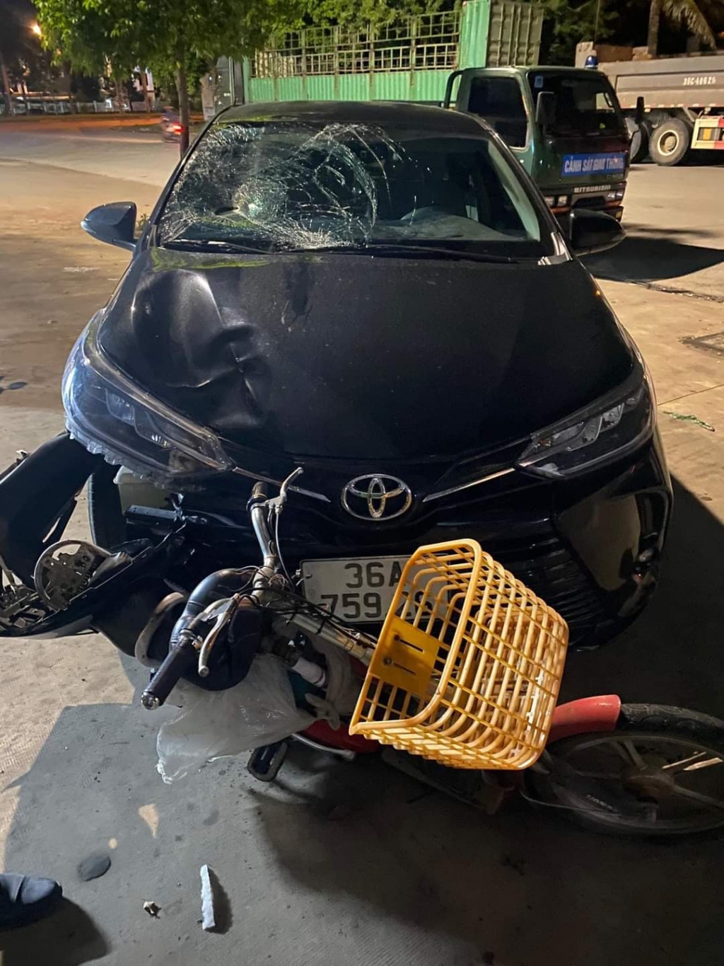 Sau khi gây tai nạn, nam tài xế bỏ mặc nạn nhân rồi lái xe bỏ chạy mặc cho chiếc xe máy điện của nạn nhân đang dính ở đầu xe ô tô (ảnh người dân cung cấp)