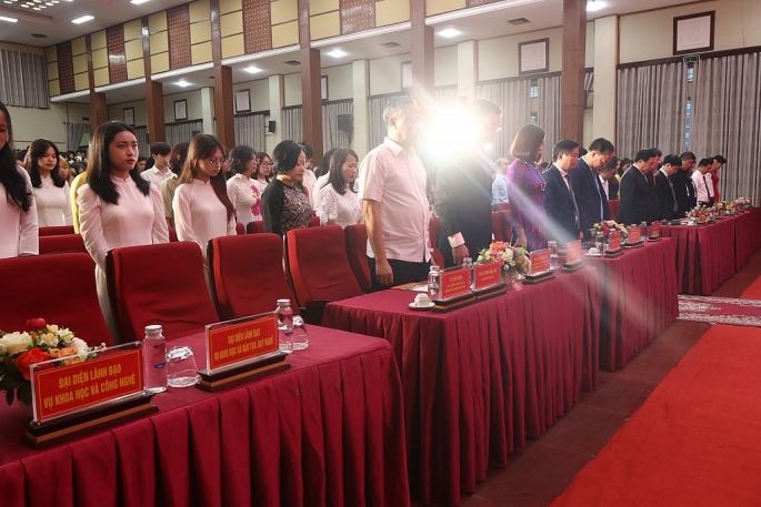 Các đại biểu dành một phút tưởng niệm các nạn nhân gặp tai nạn trong vụ cháy chung cư mini ở Hà Nội, trong đó có tân sinh viên K43 của Học viện Báo chí và Tuyên truyền