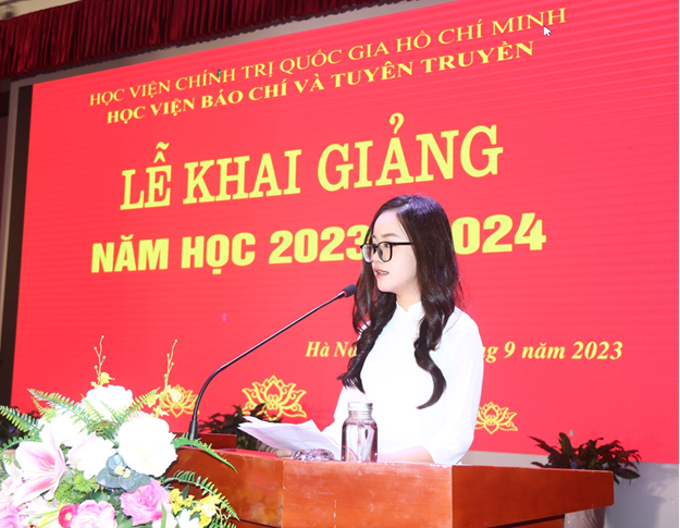 Sinh viên thủ khoa Lương Nhật Linh, lớp Truyền thông Đa Phương tiện K43 phát biểu tại buổi Lễ