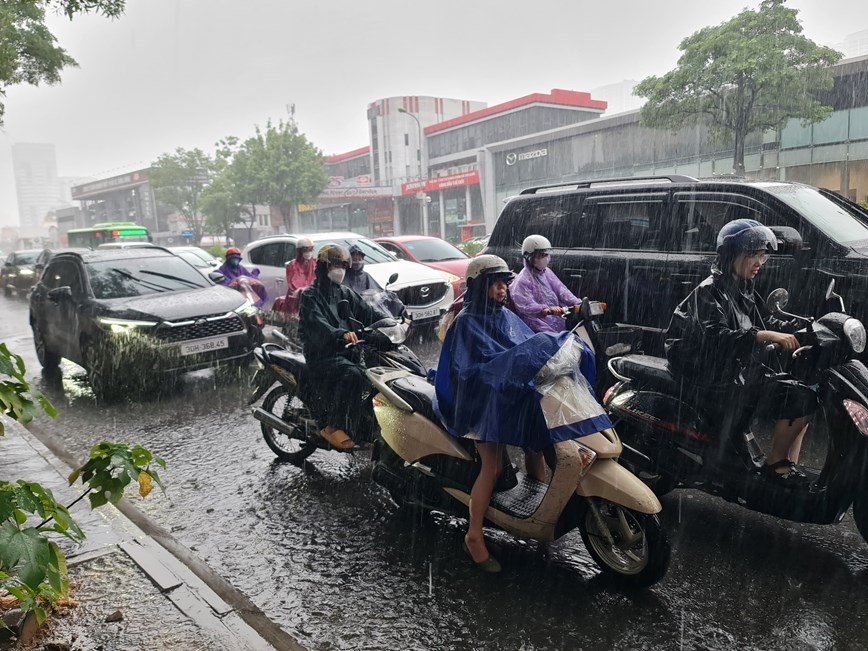 Dự báo thời tiết ngày 15/9/2023: Hà Nội đêm và sáng có mưa vừa, mưa to, có nơi mưa rất to và dông