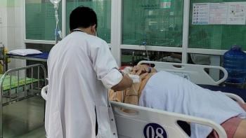 Thêm 50 người nhập viện vì ngộ độc sau khi ăn bánh mì Phượng
