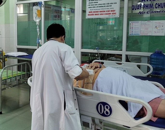 Bệnh nhân ăn bánh mì Phượng bị ngộ độc đang được điều trị tại Bệnh viện Vĩnh Đức