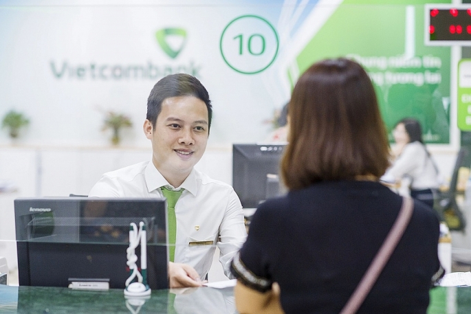 Lãi suất tiền gửi giảm nhanh, DN đợi lãi suất tiền vay giảm. Ảnh: Vietcombank