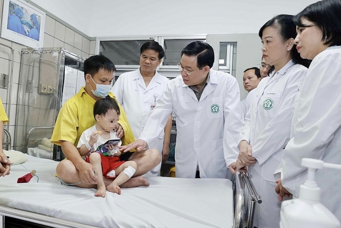 Chủ tịch Quốc hội Vương Đình Huệ thăm hỏi tình hình sức khoẻ và tặng quà động viên bệnh nhân là nạn nhân vụ cháy đang điều trị tại Bệnh viện Bạch Mai (Ảnh: Lâm Hiển)