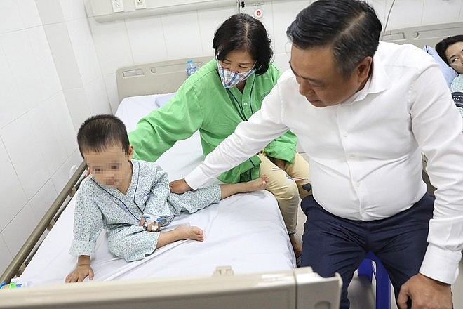 Chủ tịch UBND TP Hà Nội Trần Sỹ Thanh thăm hỏi bệnh nhân nhi là nạn nhân vụ cháy đang điều trị tại Bệnh viện Xanh Pôn. 