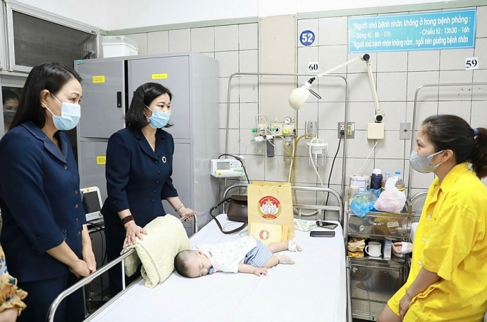 Phó Bí thư Thường trực Thành ủy Nguyễn Thị Tuyến cùng đoàn thăm hỏi các nạn nhân đang điều trị tại Khoa Nhi - Bệnh viện Bạch Mai.
