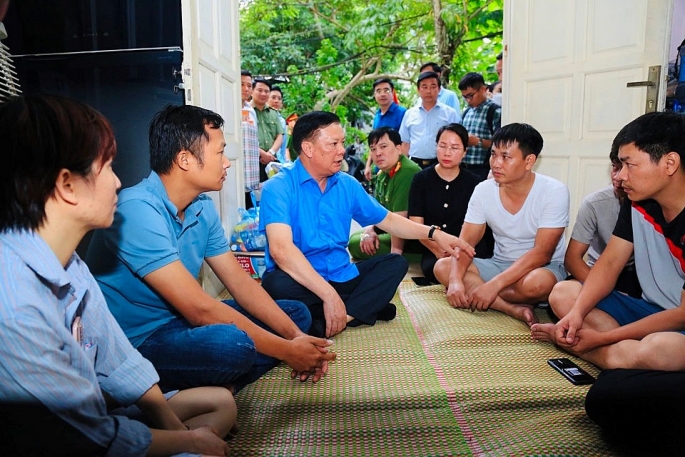 Bí thư Thành ủy  Hà Nội Đinh Tiến Dũng thăm hỏi, động viên các nạn nhân đang tạm cư tại Tổ dân phố 18, phường Khương Đình. Ảnh: Thanh Hải