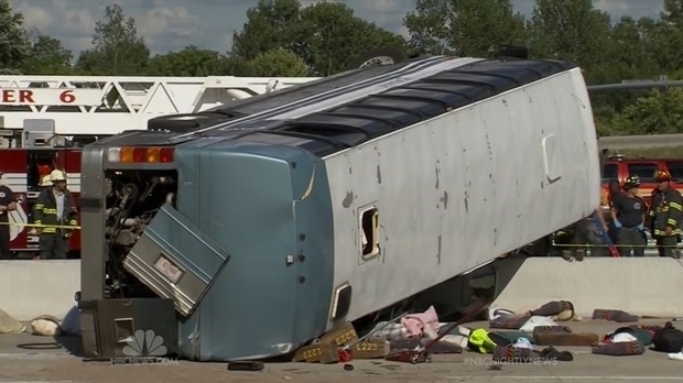 Xe buýt va chạm xe tải khiến 20 người thiệt mạng