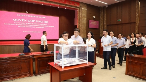 Cơ quan Thành ủy Hà Nội ủng hộ các nạn nhân vụ cháy quận Thanh Xuân