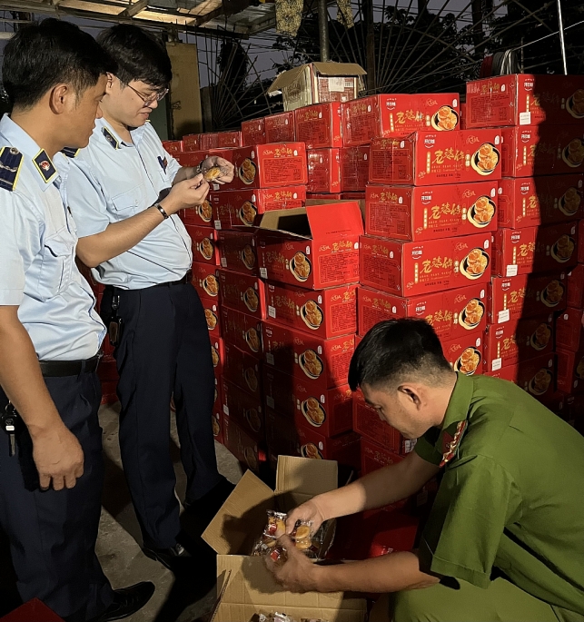 Qua kiểm tra, phát hiện cơ sở đang kinh doanh hàng hóa là bánh Trung thu các loại, Đội QLTT số 22 đã tạm giữ 122.100 sản phẩm bánh các loại có dấu hiệu là hàng hóa nhập lậu. Trị giá hàng hóa trên 180 triệu đồng. Ảnh: Cục QLTT Hà Nội