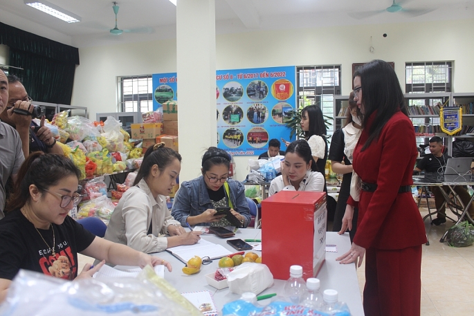 Người dân đến quyên góp ủng hộ cho các gia đình nạn nhân vụ cháy chung cư mini phố Khương Hạ tại Nhà văn hóa khu dân cư số 8. Ảnh: Mộc Miên 