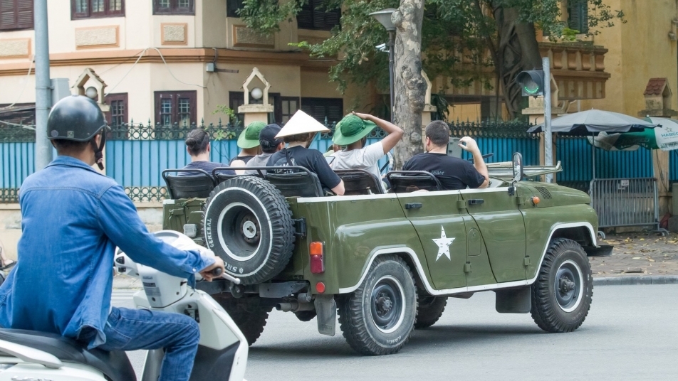 Hà Nội kiểm tra hoạt động của xe U-oát chở khách du lịch trong phố cổ