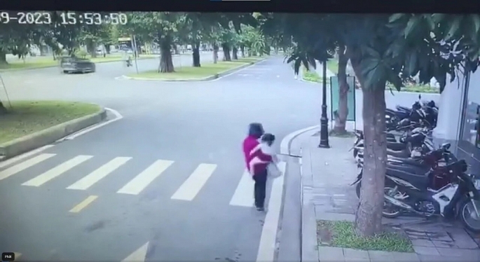 Hình ảnh người phụ nữ bắt cóc cháu bé được camera ghi lại (Ảnh cắt từ camera an ninh)