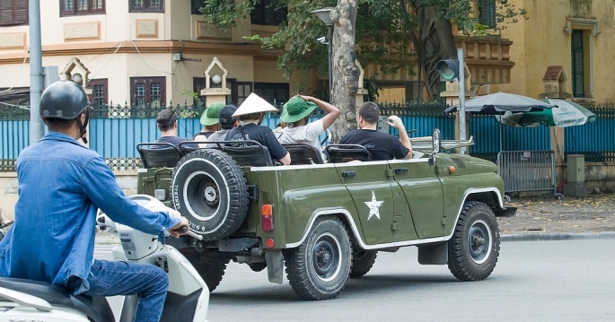Hà Nội kiểm tra hoạt động của xe U-oát chở khách du lịch trong phố cổ