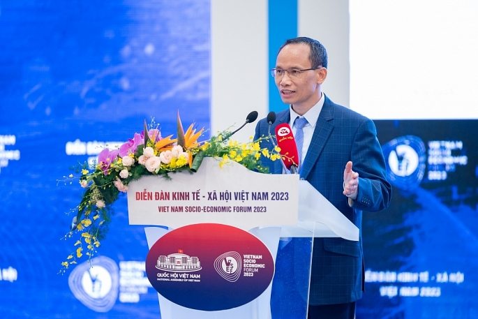 TS. Cấn Văn Lực, Chuyên gia Kinh tế trưởng Ngân hàng BIDV trình bày tham luận tại Phiên toàn thể. Ảnh: Quochoi.vn