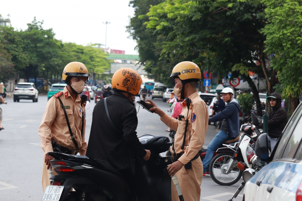 Hà Nội: Xử lý 889 trường hợp vi phạm giao thông trong ngày 21/9