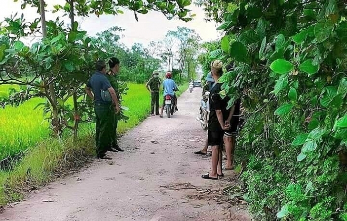 Đường vào nghĩa trang, nơi phát hiện thi thể hai người đàn ông. Ảnh: Người dân cung cấp