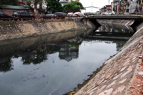 TP Hà Nội đã triển khai một số dự án nhằm góp phần cải thiện ô nhiễm sông, hồ ở Hà Nội. Ảnh: X. Mai
