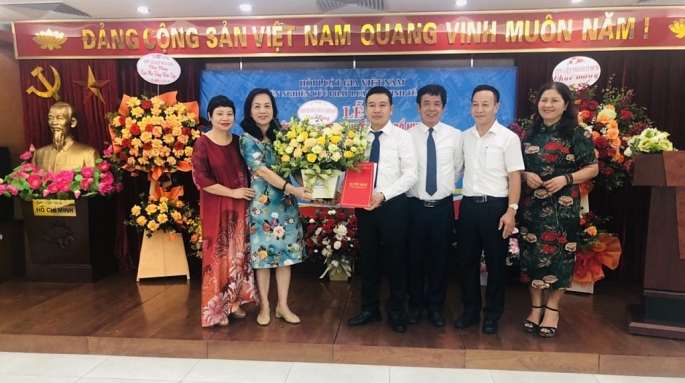 Lãnh đạo Viện Nghiên cứu Pháp luật và Kinh tế Asean và lãnh đạo Tạp chí Pháp luật và Phát triển trao quyết định, tặng hoa chúc mừng tân Phó Tổng biên tập Phan Văn Lâm.