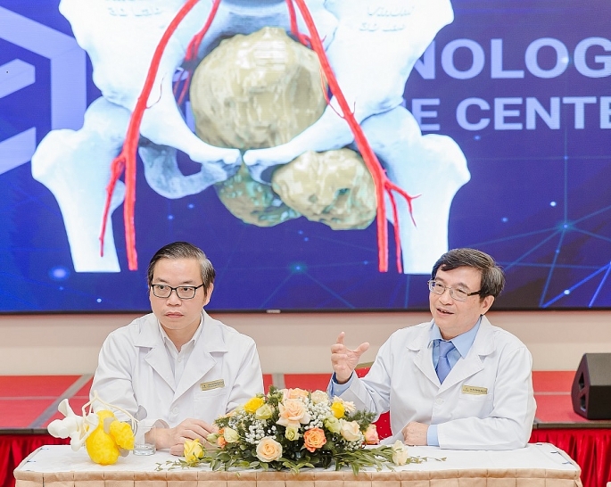  Các GS và chuyên gia, bác sĩ đang trao đổi về việc phối hợp phẫu thuật cho ca bệnh