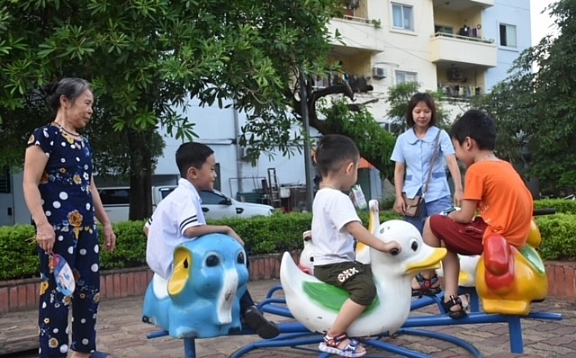 Con em công nhân lao động tại khu nhà ở công nhân Kim chung, Hà Nội                                   	    Ảnh: Ý Yên