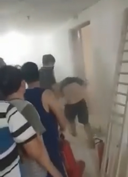 Người dân hoảng hốt phá cửa căn hộ để vào chữa cháy (Ảnh cắt từ clip MXH