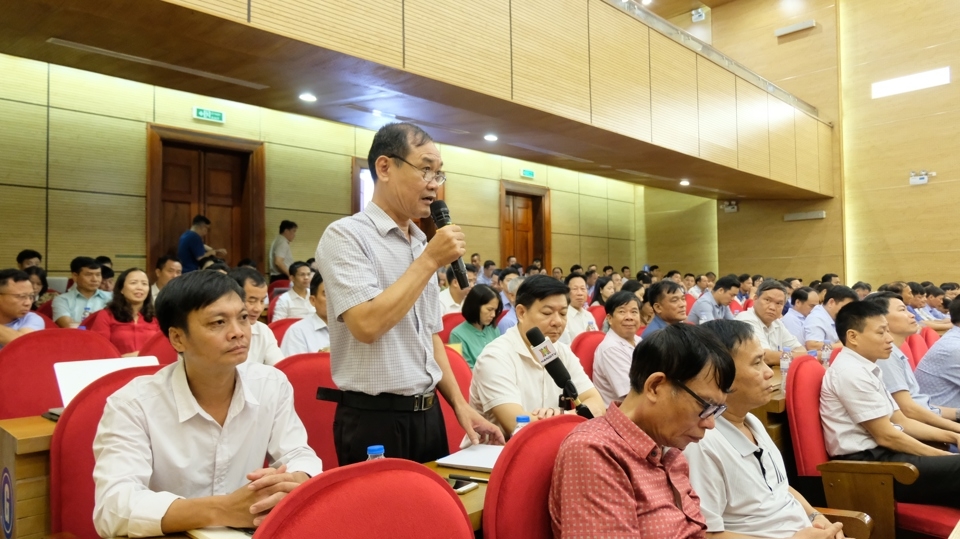 Cử tri huyện Sóc Sơn phát biểu ý kiến tại cuộc tiếp xúc.