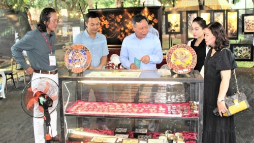 Phó Bí thư Thành ủy Nguyễn Văn Phong tham quan Tuần lễ thiết kế Việt Nam